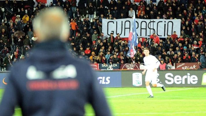 Basta, via il presidente! Il Cosenza pareggia in casa e scatta la contestazione!