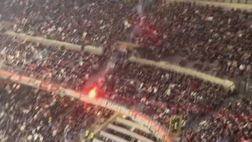 San Siro, il lancio dei fumogeni: dal Settore ospiti contro i tifosi del Milan