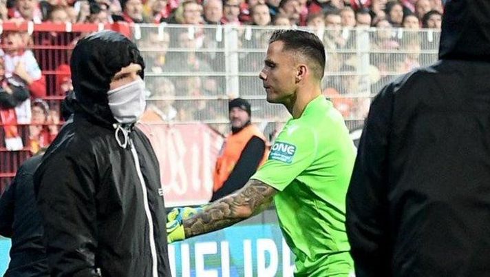 Aveva sedato l’invasione di campo nel derby: security polacca offre un lavoro al portiere Union Berlino