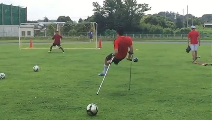 La “tecnica” di Henrique: vivere ogni giorno come se fosse l’ultimo, fra stampelle e calcio