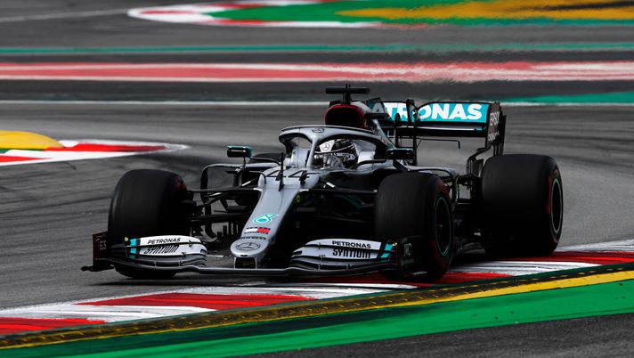 Tra Formula 1 e calcio, c’è il Clasico a Madrid: il supertifoso Lewis Hamilton mette Messi in “pole position”