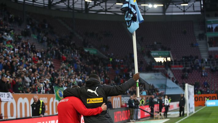Il ratto della bandierina: Thuram zoppica e tiene in ansia il Borussia ma insegue il guardalinee per festeggiare il 3-2!