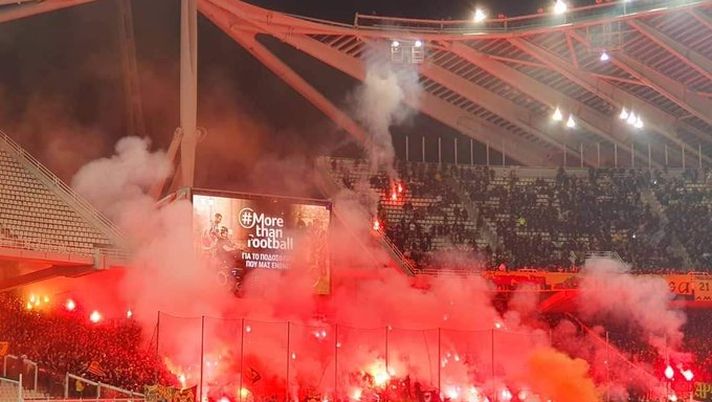 Derby di Atene, fiamme nelle coreografie e attorno ad una pattuglia della polizia: scontri per Aek-Olympiacos
