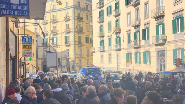 Barcellona in crisi: i tifosi del Napoli tutti in coda all’alba per il biglietto di Champions League! Curve esaurite