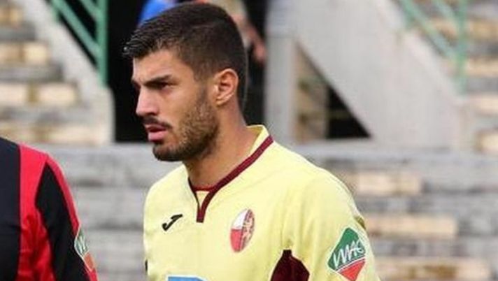 Portiere-show, autorete decisiva, prima vittoria stagionale nel derby: delirio Lucchese a Pontedera