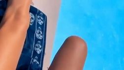 VIDEO / Manuela Ferrera, tintarella in piscina da capogiro per i follower