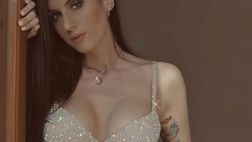 Valentina Vignali, linguaccia e sexy bikini: lo scatto nel backstage fa impazzire il web