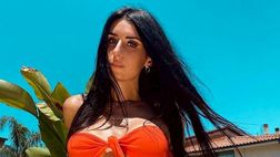 Valentina Vignali è in formissima: si gode il sole e il bagno in piscina