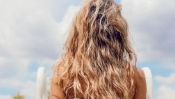 Lady Sensi si gode il relax in piscina e i follower si godono la vista