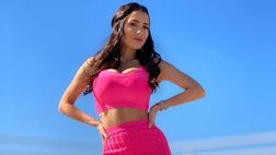 SOCIAL / Alessia Macari in gran forma: il top rosa fatica a contenere un décolleté esplosivo