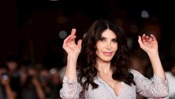Il saluto di Carmen Di Pietro a Maradona indigna il web: “Sono distrutta”, e poi posta…