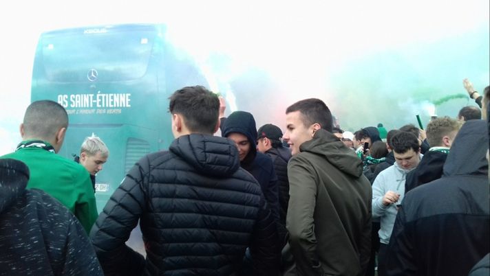 Elettricità derby del Rodano: Lione allo stadio 10 ore prima, fumogeni alla partenza del pullman Saint Etienne