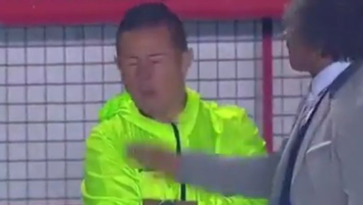Mister, ma che fai? Alberto Gamero schiaffeggia un collaboratore del suo club con la mano sporca…!