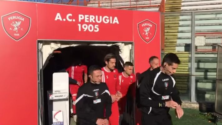 Derby dominato dal vento: il Perugia attacca e il Gubbio “tiene”, finisce senza gol e con il portiere Cucchietti decisivo