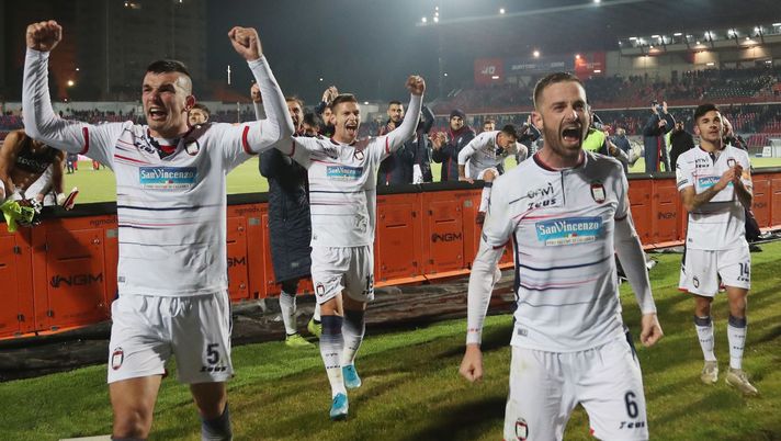 “Ci vogliono fare andare giù”, la rabbia dei tifosi del Cosenza dopo il gol non assegnato nel derby