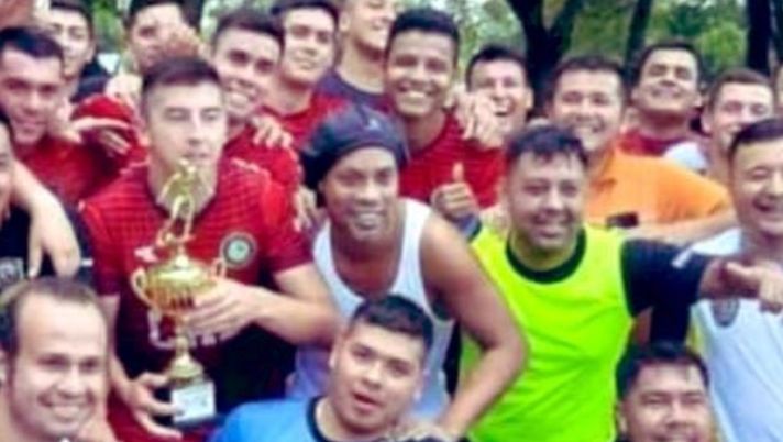 Ronaldinho ancora in carcere in Paraguay, il governo respinge il terzo ricorso del brasiliano per “pericolo di fuga”