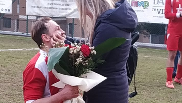 La sua squadra pareggia ma lui vince: Doina ha detto “sì” a centrocampo al suo Tudor in ginocchio con i fiori