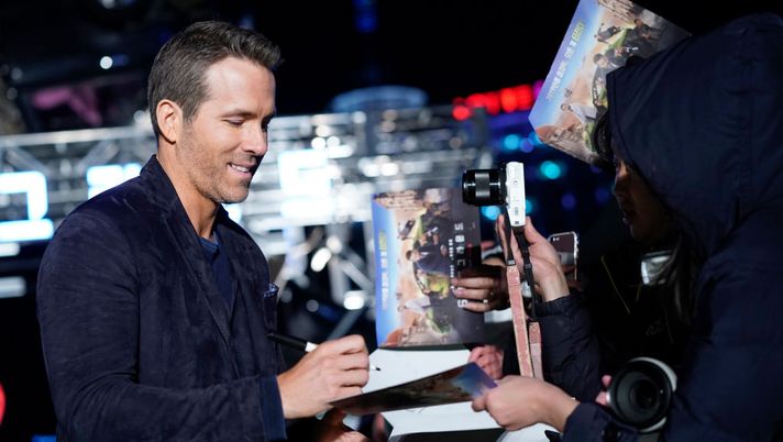 Galles, l’attore Ryan Reynolds investe 2 milioni di sterline nel Wrexham: “Per vincere il derby con il Chester”