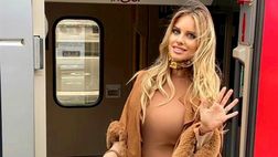 Michela Persico pronta per l’avventura: foto prima di salire sul treno per la Francia