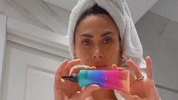 VIDEO/ Parrucchieri chiusi, Melissa Satta fa da sé: la showgirl si tinge i capelli di rosa
