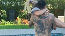 VIDEO / Mauro e Wanda, divertimento in piscina: ecco il tuffo di coppia degli Icardi