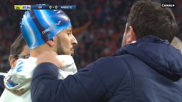 No non è la finale dei 100 metri di nuoto, è calcio: niente benda in testa, Benedetto a Marsiglia sceglie la cuffia