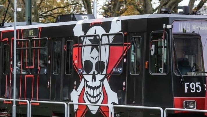 Tifosi Fortuna Dusseldorf: allo stadio con il teschio sul pullman, poi vincono il derby vs Colonia