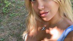 Wanda Nara, “una ragazza di città in campagna”: il décolleté di lady Icardi è esplosivo