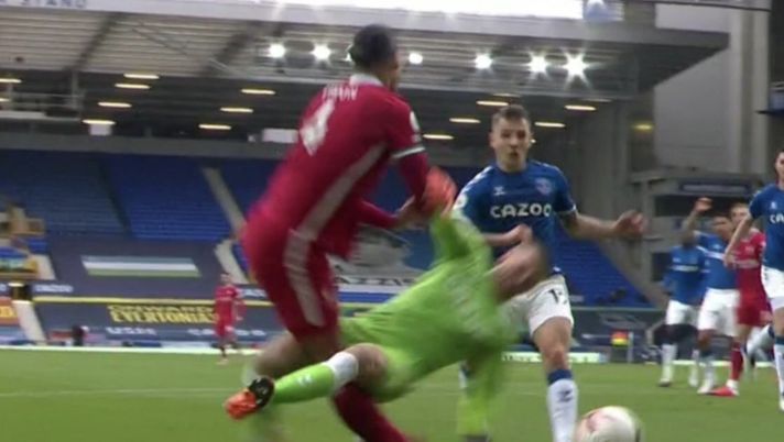 Everton, dalle emozioni del video pre-partita alle due decisioni arbitrali che hanno tenuto vivo il derby