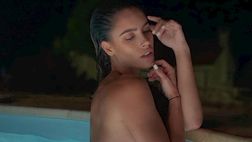 Lucia Javorčeková esplosiva: la slovacca posa nuda in piscina. Fan in delirio