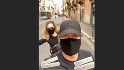 VIDEO / Francesco Totti e Ilary Blasi, passeggiata nel centro quasi deserto di Roma