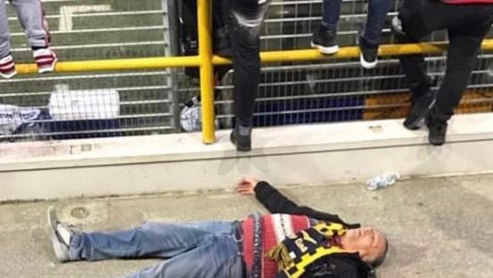 Si rialzerà? Tifoso stremato a terra per i 3 punti al fotofinish della sua Juve Stabia!