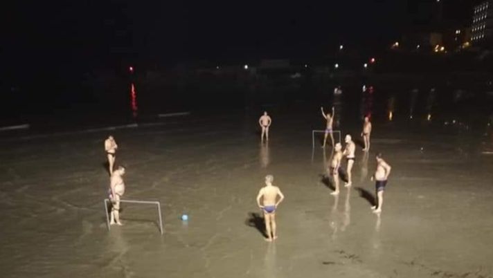 Ex Jugoslavia: la gru al derby di Sarajevo, il calcio “in notturna” sulla spiaggia di Spalato…