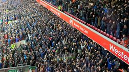 Anfield canta You’ll Never Walk Alone per il derby: i tifosi dell’Everton non ci stanno e voltano le spalle