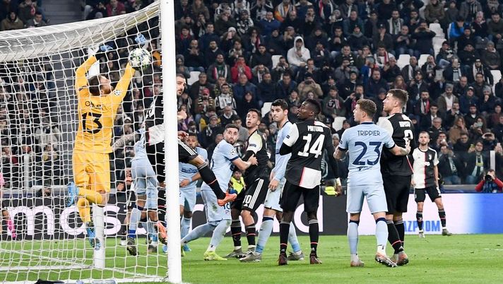 Sarri, il tiro del c…o di Dybala è diventato il gol del primo posto Juve in Champions: angolazione privilegiata