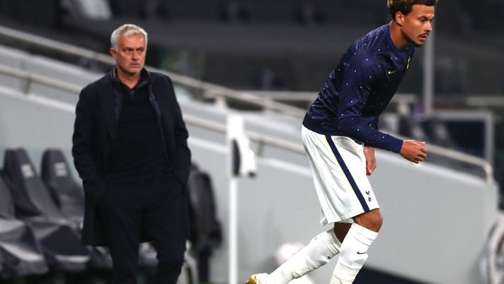 Tottenham, Dele Alli ancora fuori dai 18 convocati: Mourinho “Mi spiace, sono triste, ma devo farlo…”