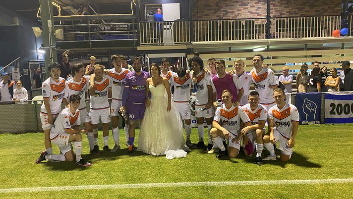 Brisbane, il portiere Luke e il portiere Ellen si sposano: subito dopo il sì, lui va al campo e gioca la semifinale!