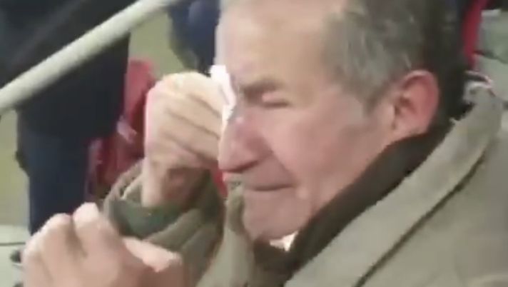 Il suo Partizani perde il derby di Tirana: l’anziano tifoso dei Tori Rossi scoppia in lacrime…
