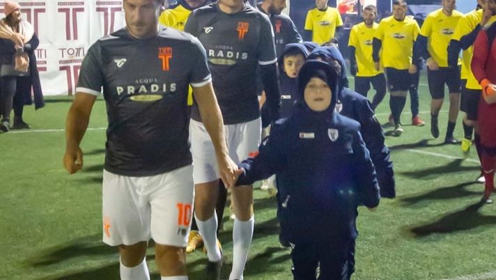 Calcio a 8, Francesco Totti vince il derby contro…se stesso: batte la Roma e la sorpassa in classifica