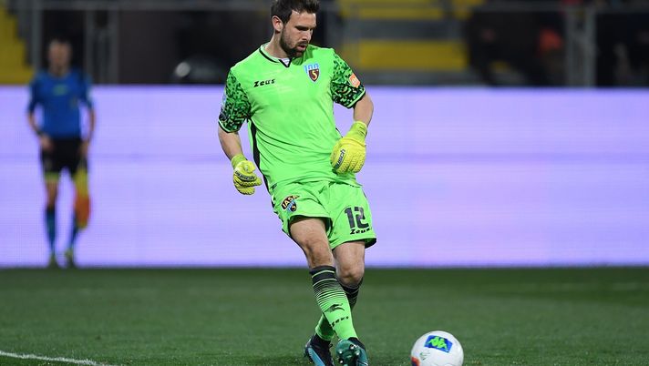 “Non uscite, mi raccomando!”, parola di Micai: il portiere della Salernitana che, uscendo, ha perso un derby…!