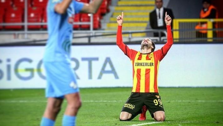 C’è ancora una Italia che gioca a calcio e che fa gol: Stefano Napoleoni segna e fa vedere a tutti il Colosseo!