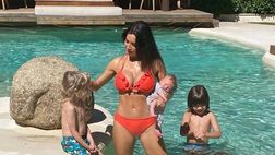 Pilar Rubio è già in splendida forma: sexy bikini a tre settimane dal quarto parto