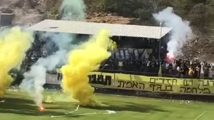 Fumogeni al posto dell’allenamento e corteo senza distanziamento: 1-1 nel derby israeliano fra…Destra e Sinistra