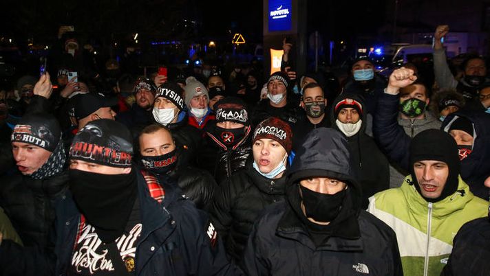 I tifosi si assembrano e il presidente insulta l’arbitro: così il Cracovia pareggia a stento il derby con il Wisla