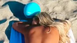 VIDEO / Kinsey Wolanski, il topless incanta la spiaggia: e la clip ne è la prova