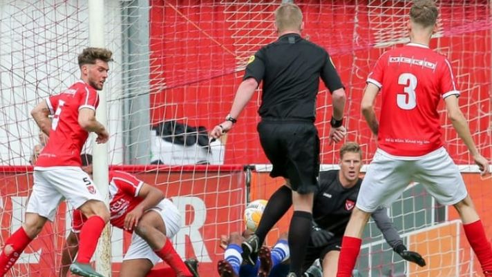 Ha segnato l’arbitro! Tra gol e non-gol, è olandese la rete più assurda di tutto il 2019!