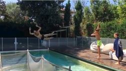 VIDEO / Buffon gioca in piscina con i figli: “Anche qui non si passa”