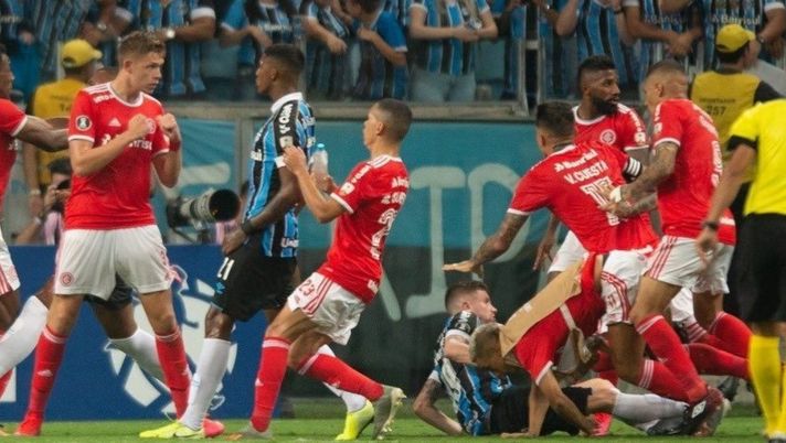 Esplode l’Arena do Gremio: rissa e 8 espulsi nel derby di Porto Alegre, 4 “rossi” per squadra