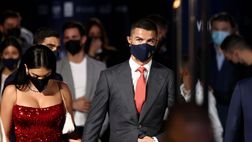 Georgina, che eleganza! Lady Ronaldo sfila a Dubai: abito rosso e décolleté da urlo