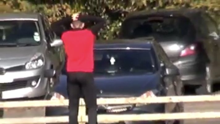 L’allenamento del giovedì fu fatale: Sweeney calcia il pallone e sfonda il parabrezza della sua auto!